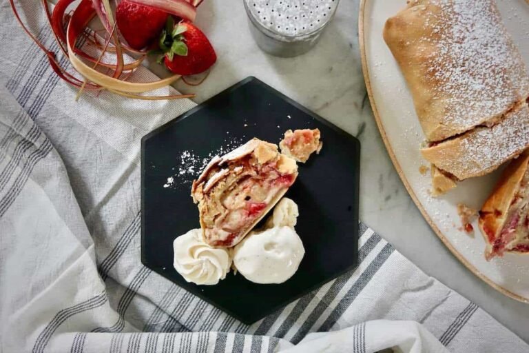 Der Erdbeer-Rhabarber-Strudel, den Sie unbedingt machen müssen!